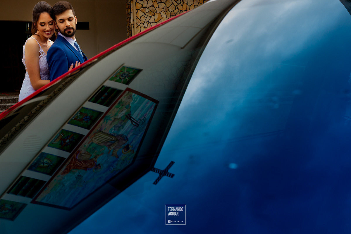 retrato criativo na frente da igreja