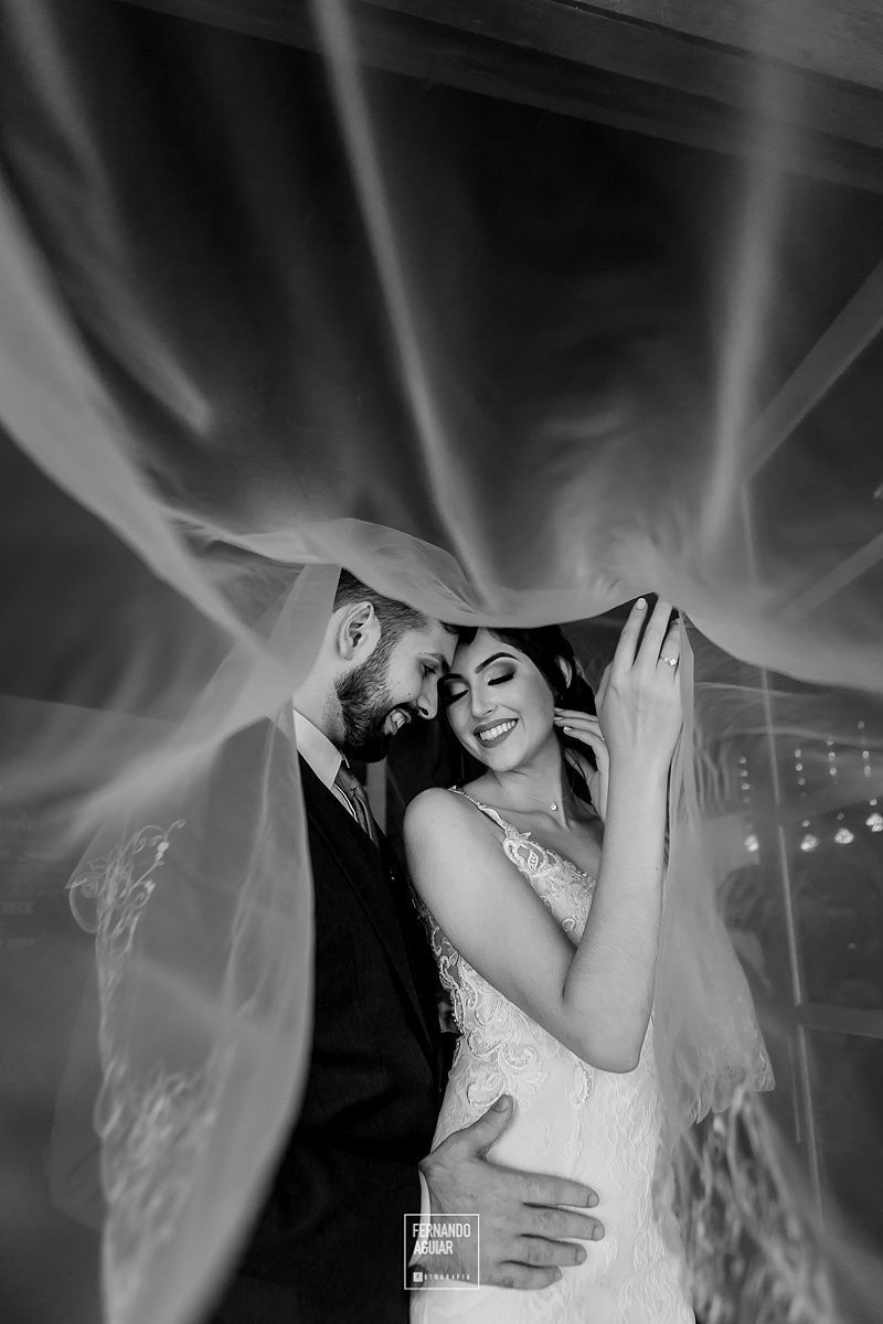 fotos dos noivos em baixo do véu