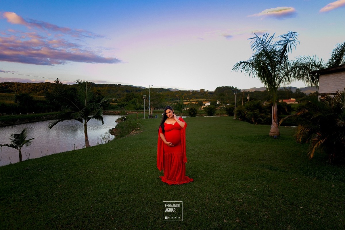 retrato gestante em meio a natureza
