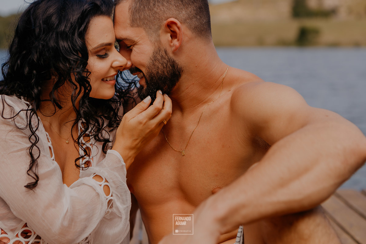 casal apaixonado durante ensaio pre casamento na lagoa de Jaguaruna santa catarina sc