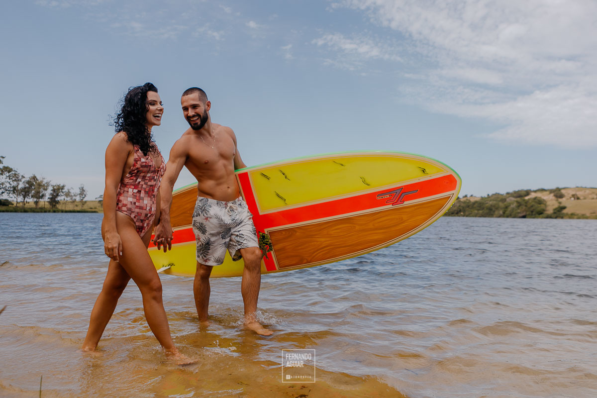 casal praticando standup na lagoa de jaguaruna
