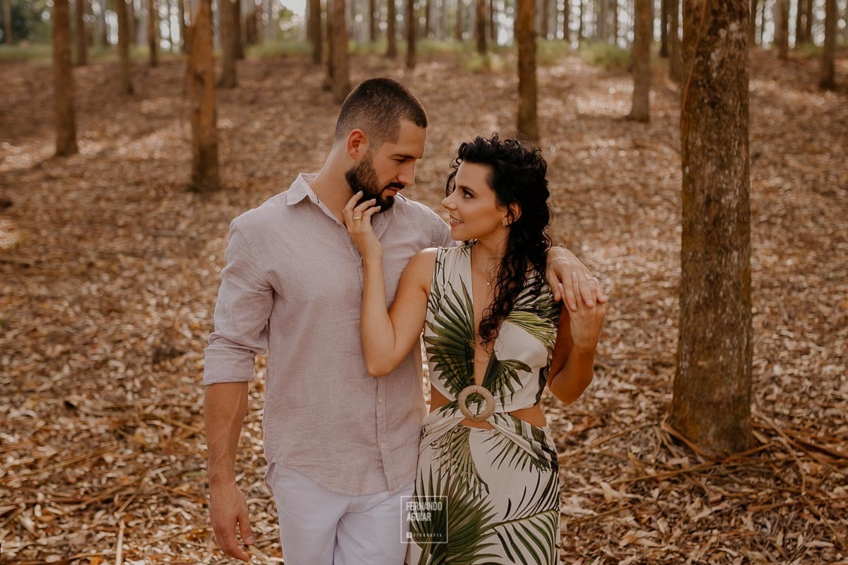 casamento trocando carinhos no ensaio pre casamento no meio dos eucaliptos