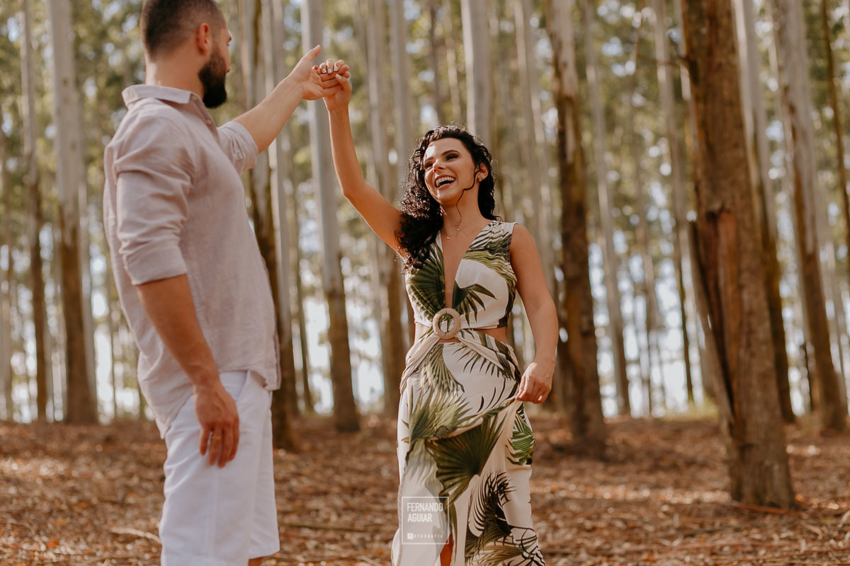 noivos dançando durante ensaio pre casamento ensaio de casal nos eucaliptos em jaguarua