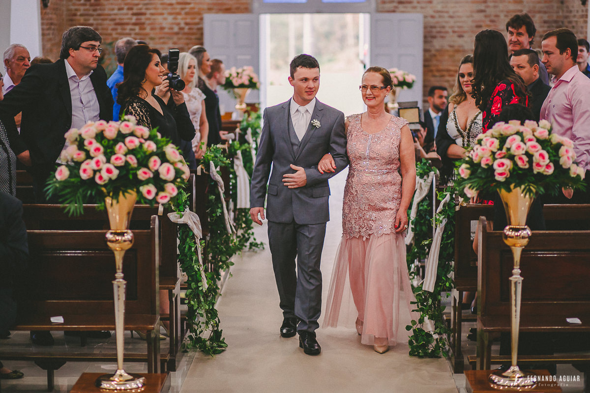 entrada noivo com sua mãe