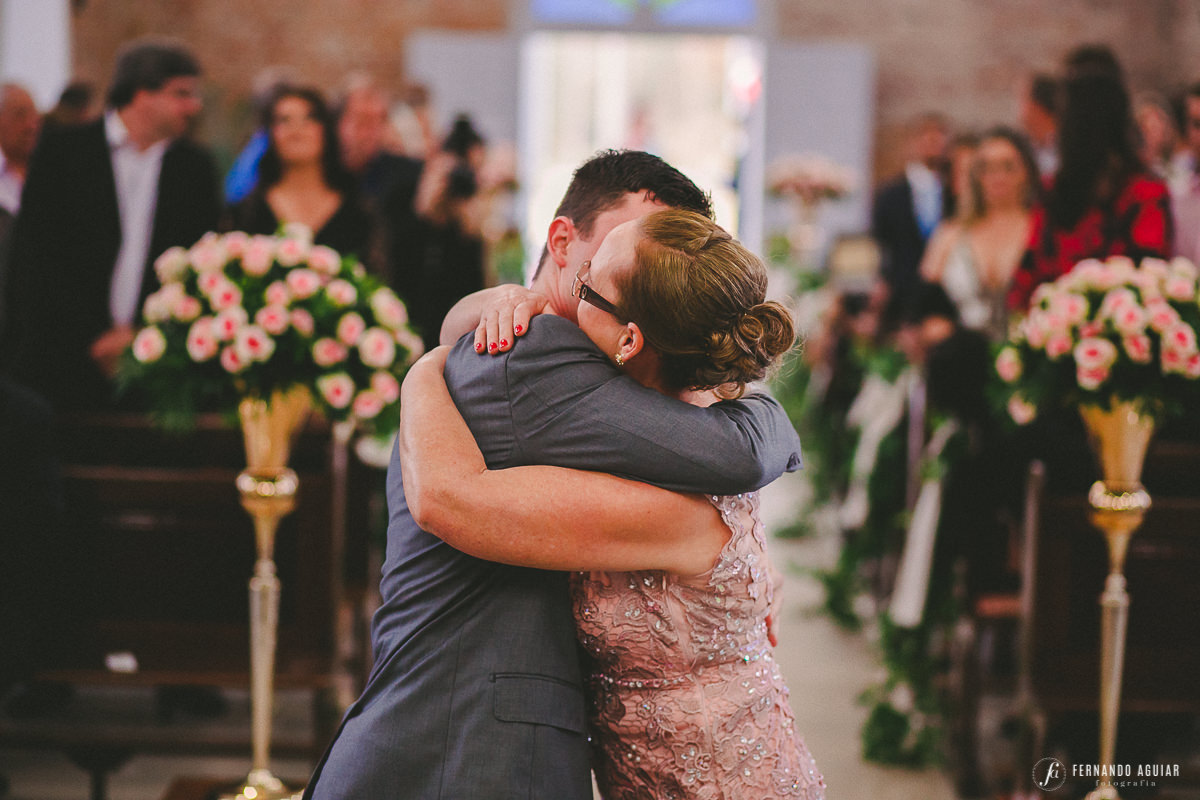 noivo abraçando sua mãe