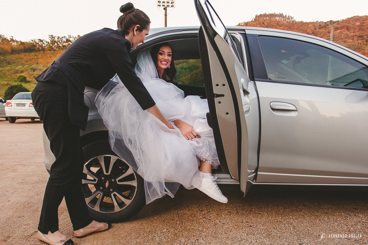 noiva descendo do carro