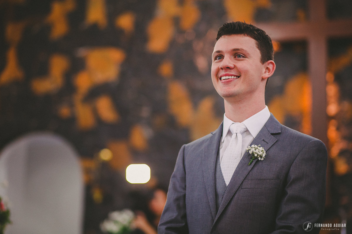 noivo feliz esperando a noiva