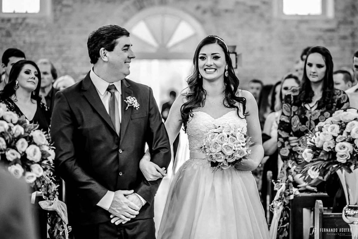 noiva e seu pai felizes entrando na igreja