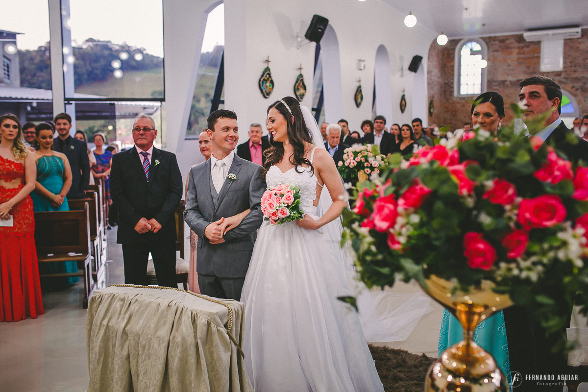 noivos felizes no altar