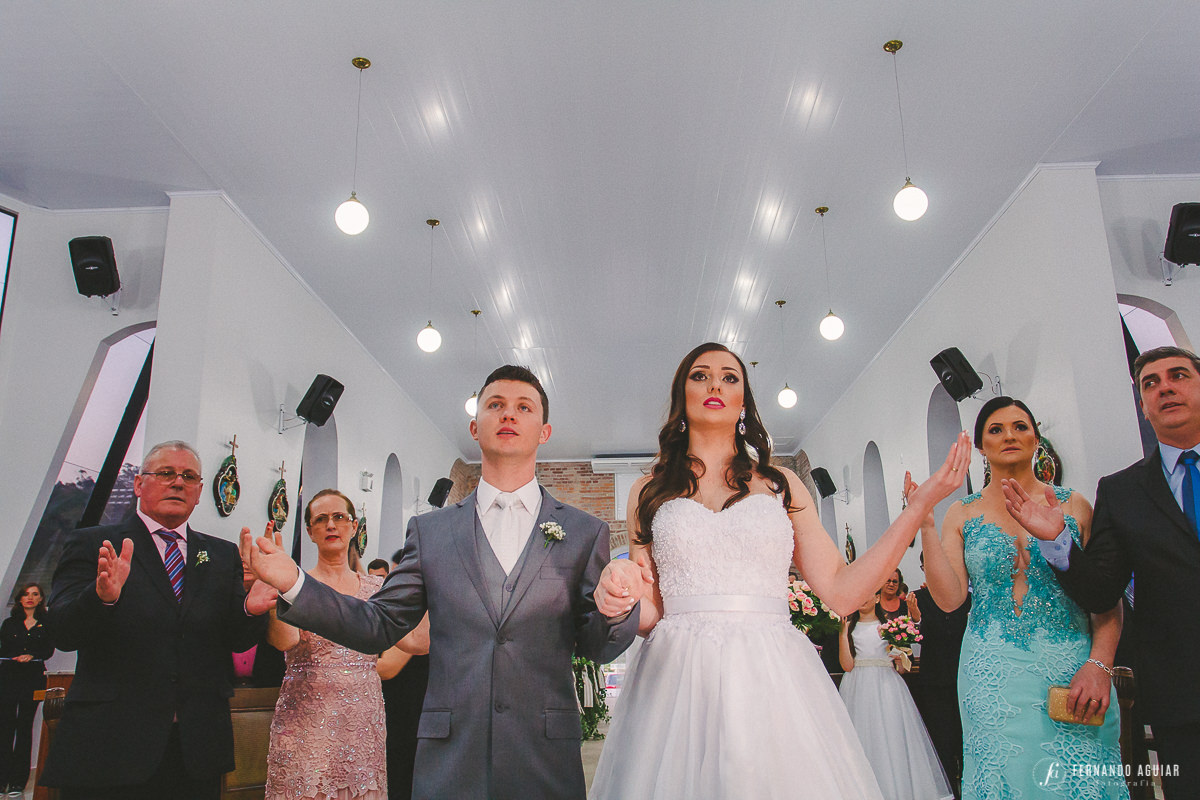 noivos recebendo a benção 