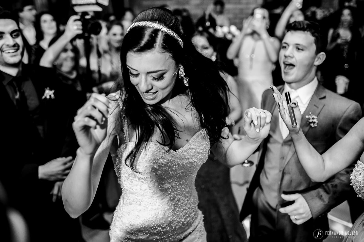noivos dançando diversão