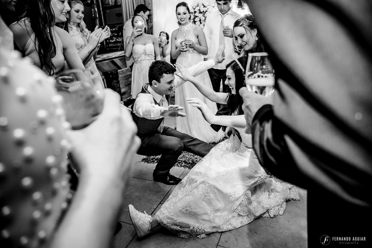 noivos diversão dançando na festa do casamento