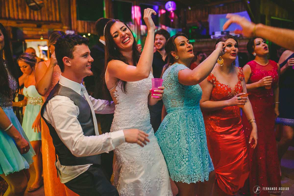 noivos diversão na festa do casamento