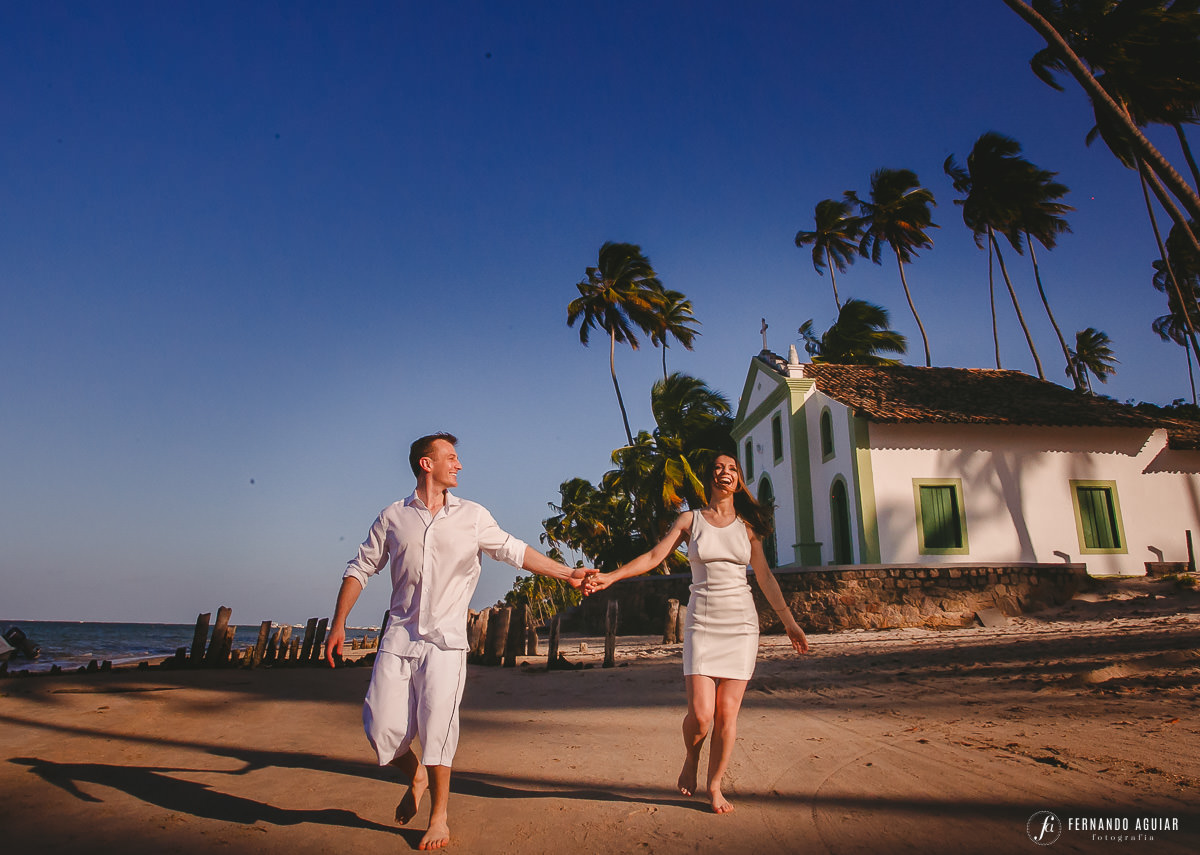 casal correndo feliz