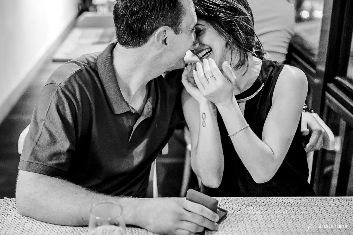 noivos felizes com a surpresa