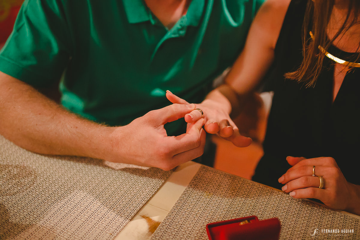 noivo entregando a aliança