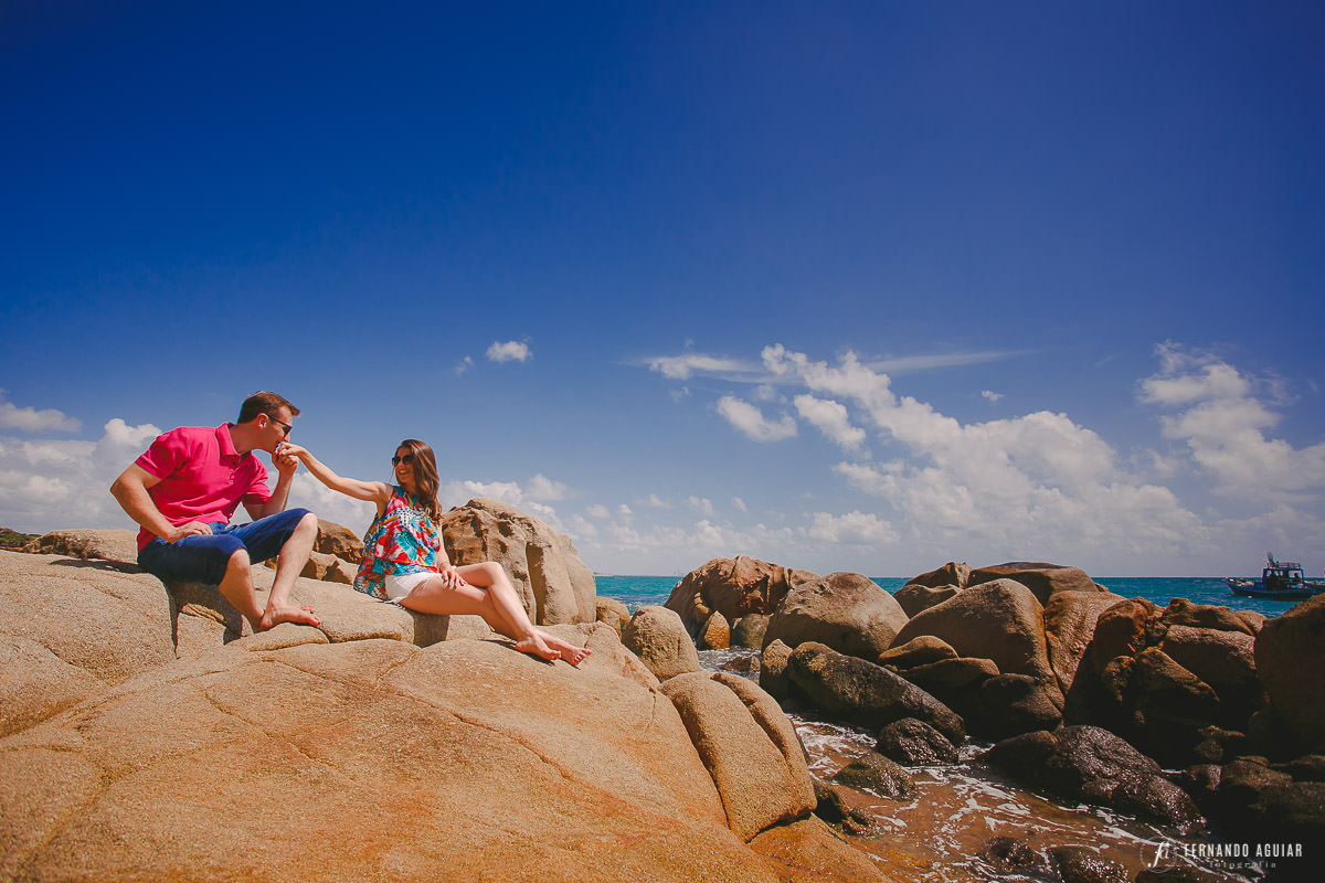 casal sentado praia de recife