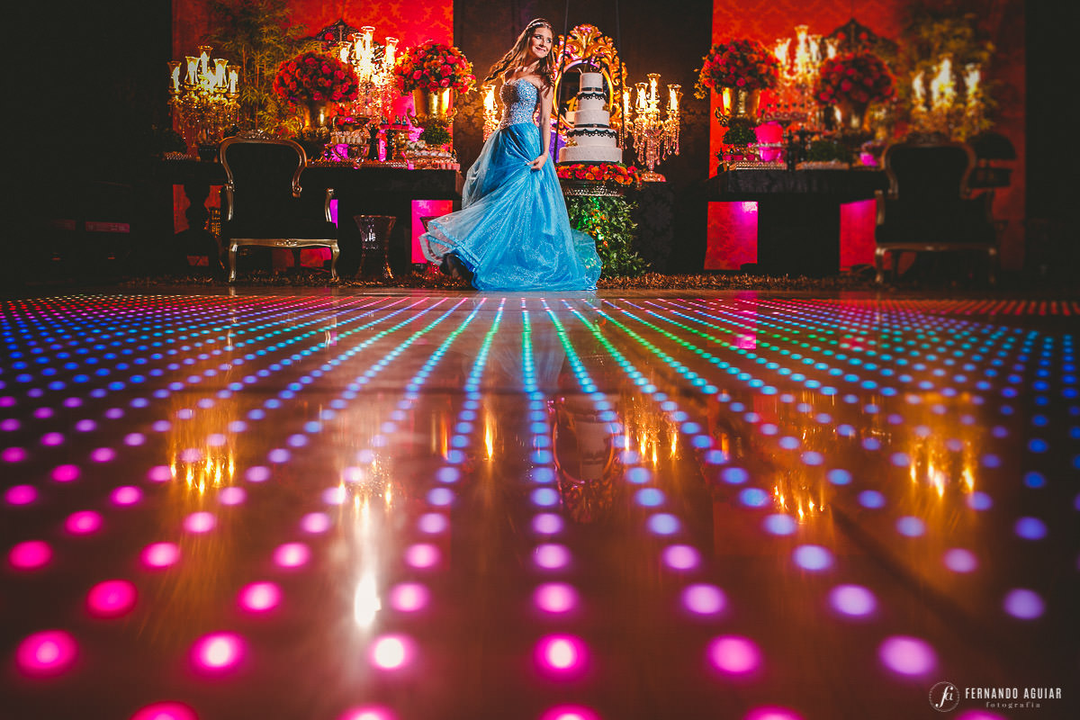 aniversariante em frete mesa de doces