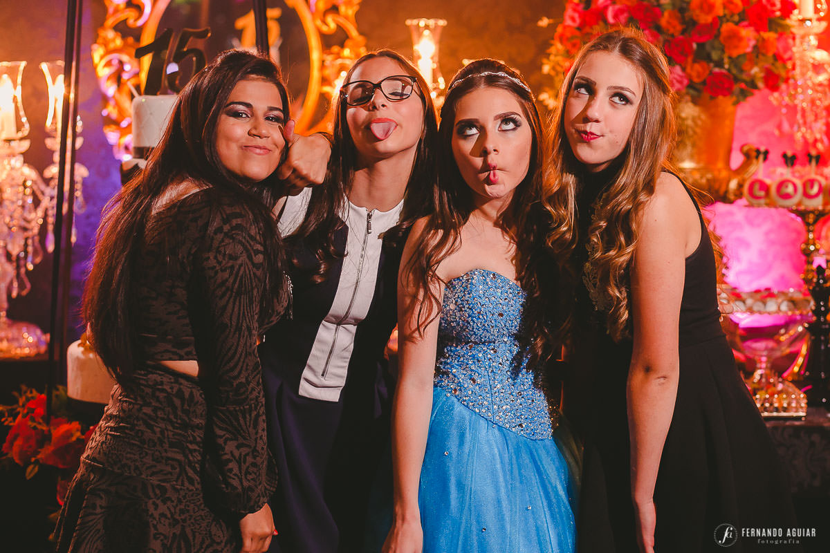 aniversariante e amigas fazendo careta