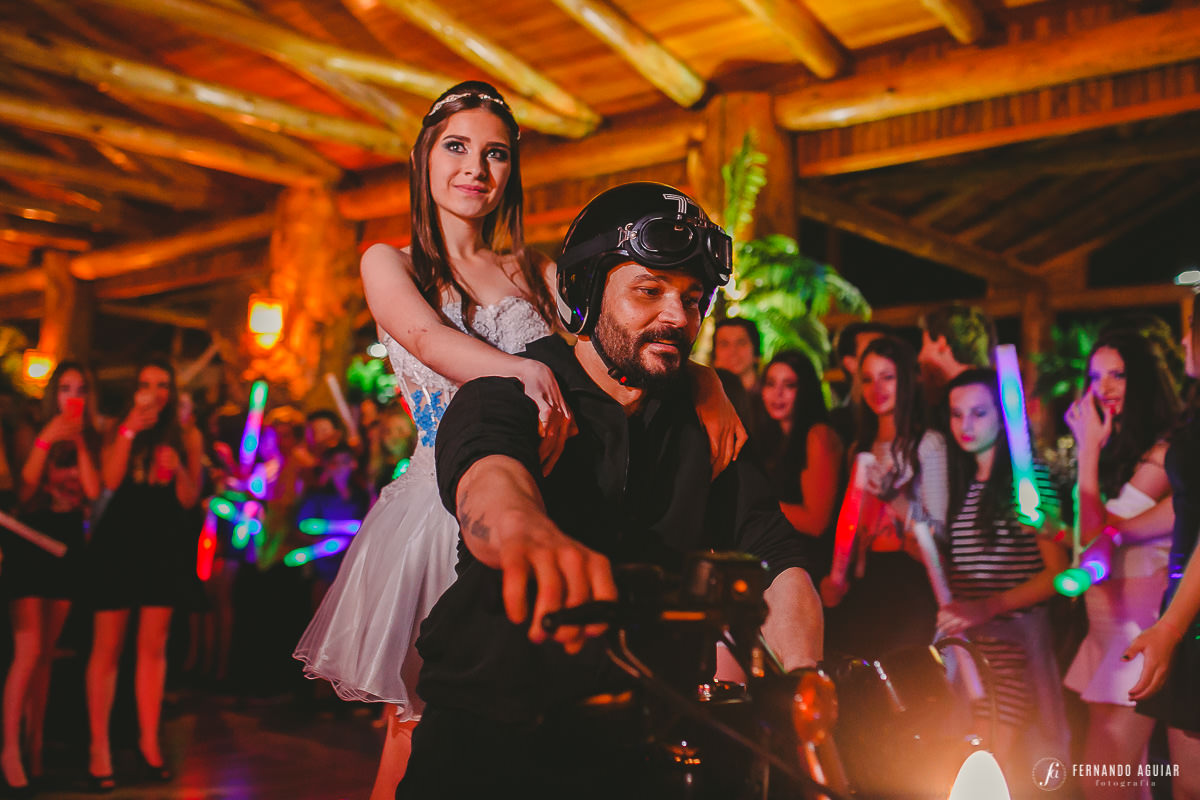 entrada aniversariante com moto em festa de 15 anos