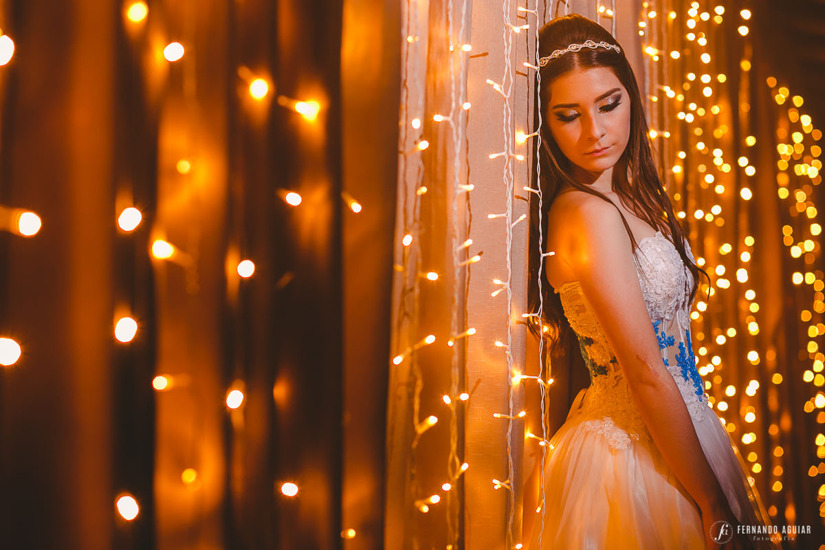 retrato aniversariante em frente à luzes