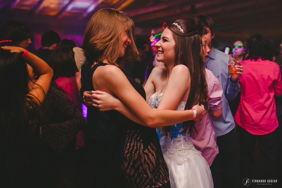 aniversariante feliz na sua festa de 15 anos