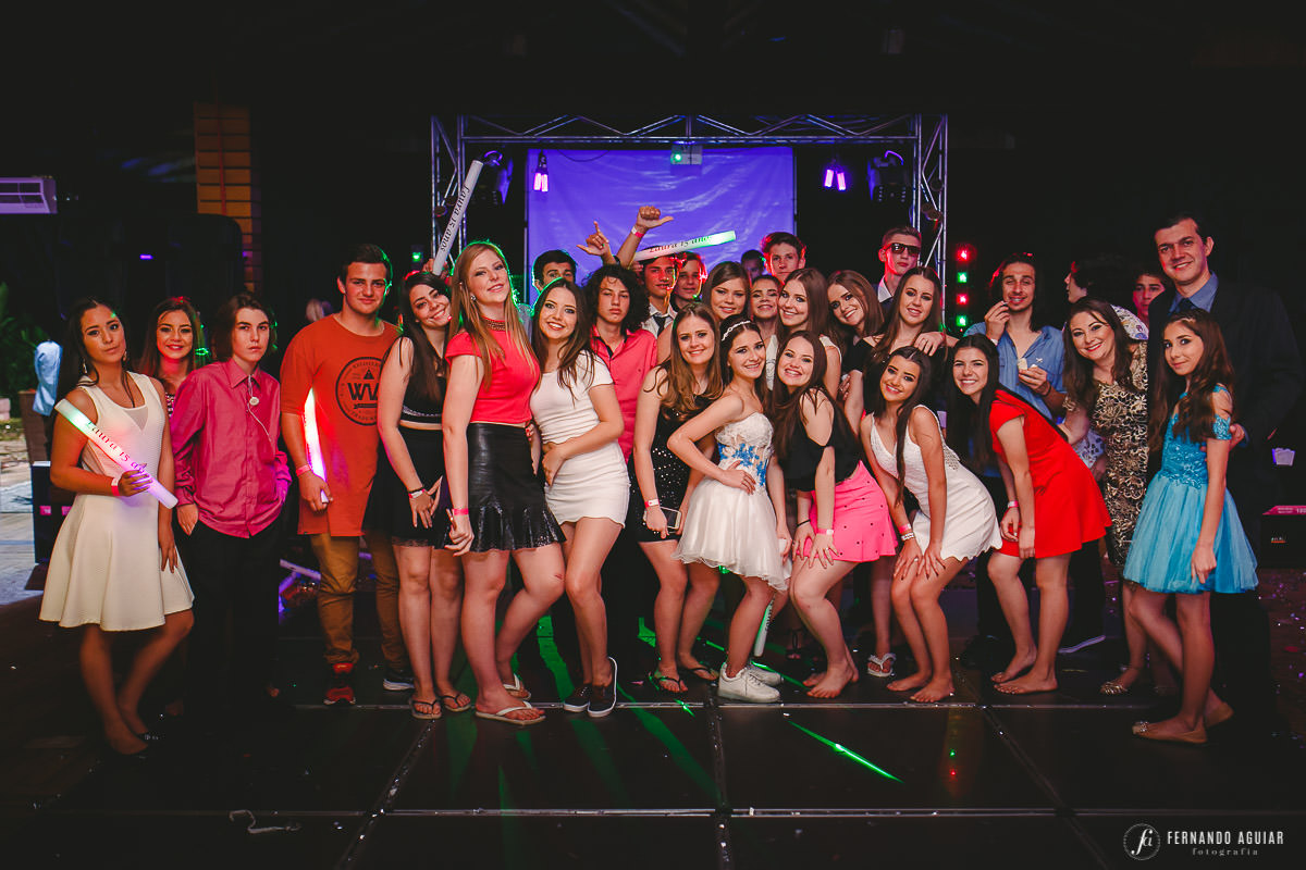 aniversariante e convidados na festa de 15 anos