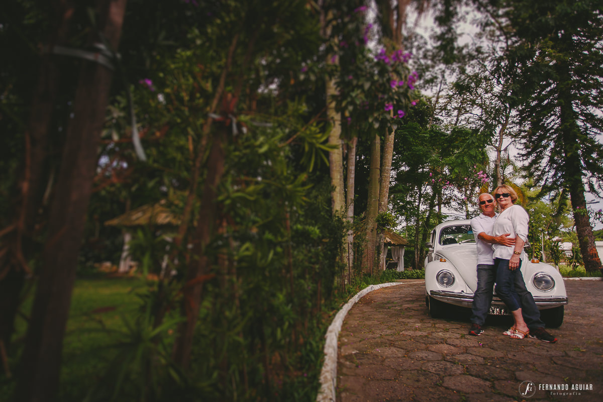 Bodas de Ouro Casal sentados em fusca sorrindo - Fotógrafo de Termas de Gravatal / SC