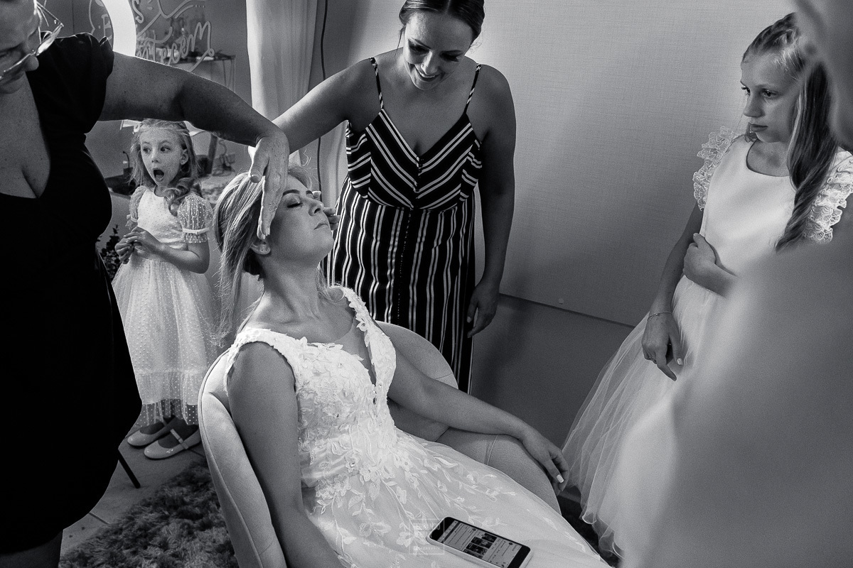 noiva emocionada durante o making of no salao da anisia em braço do norte