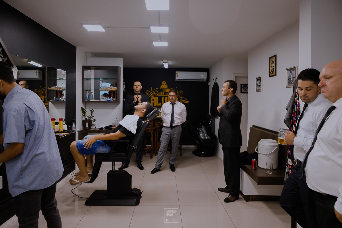 makinf of noivo na barbearia