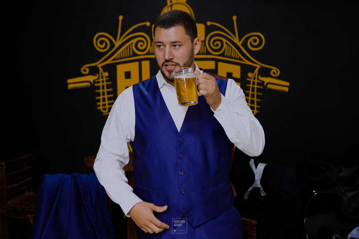 noiva tomando chop no making of