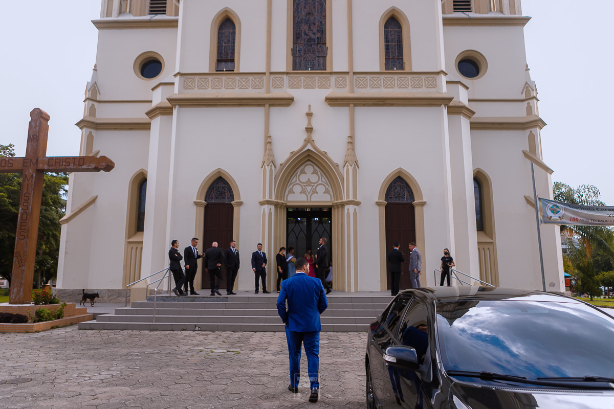 noivo chegando na igreja