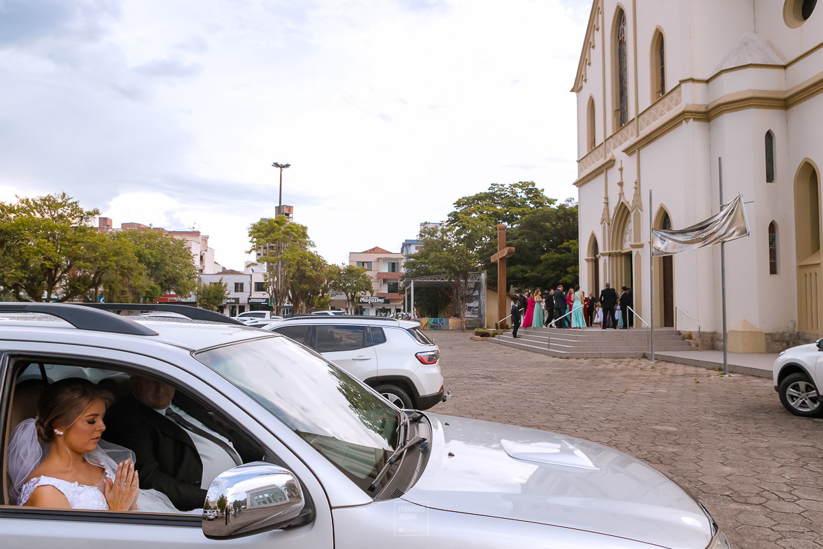 noiva orando na frente da igreja