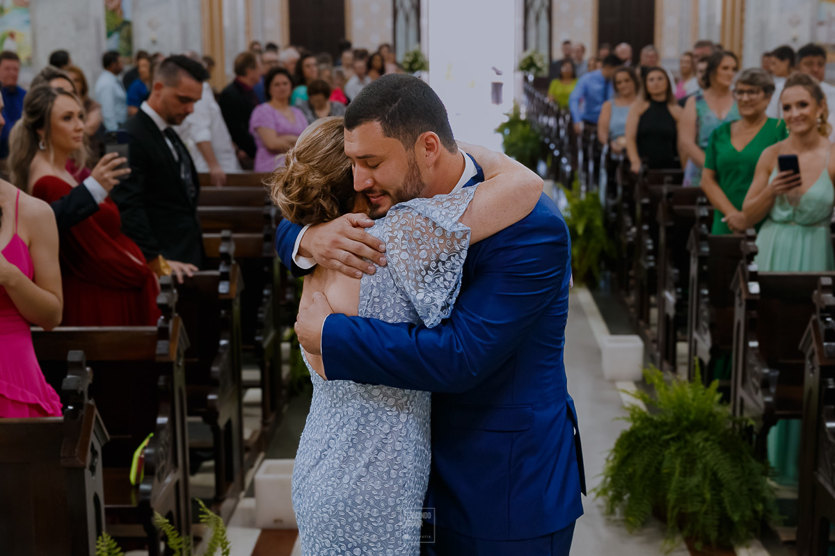 noiva abraçando a mae