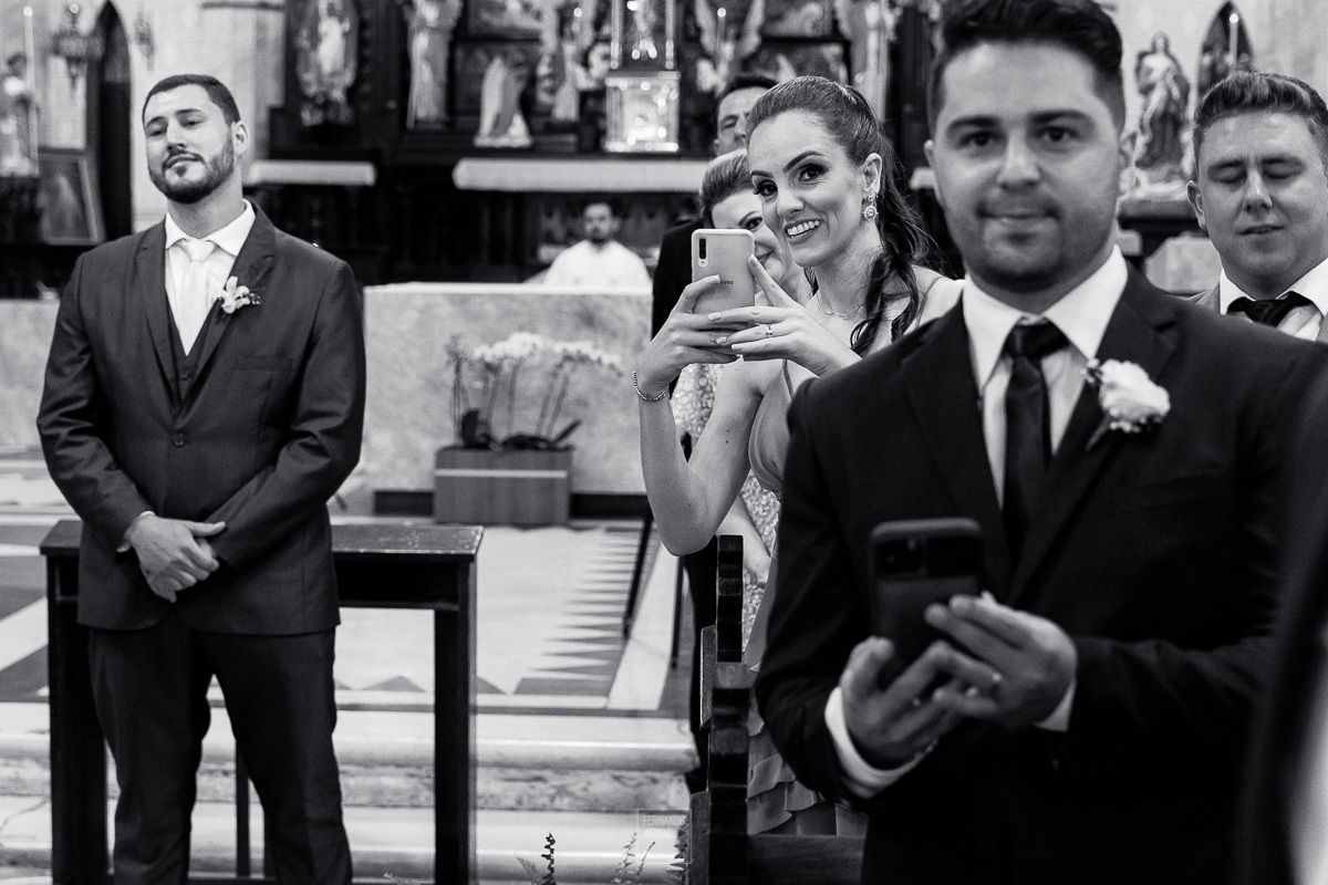 madrinha filmando a entrada 