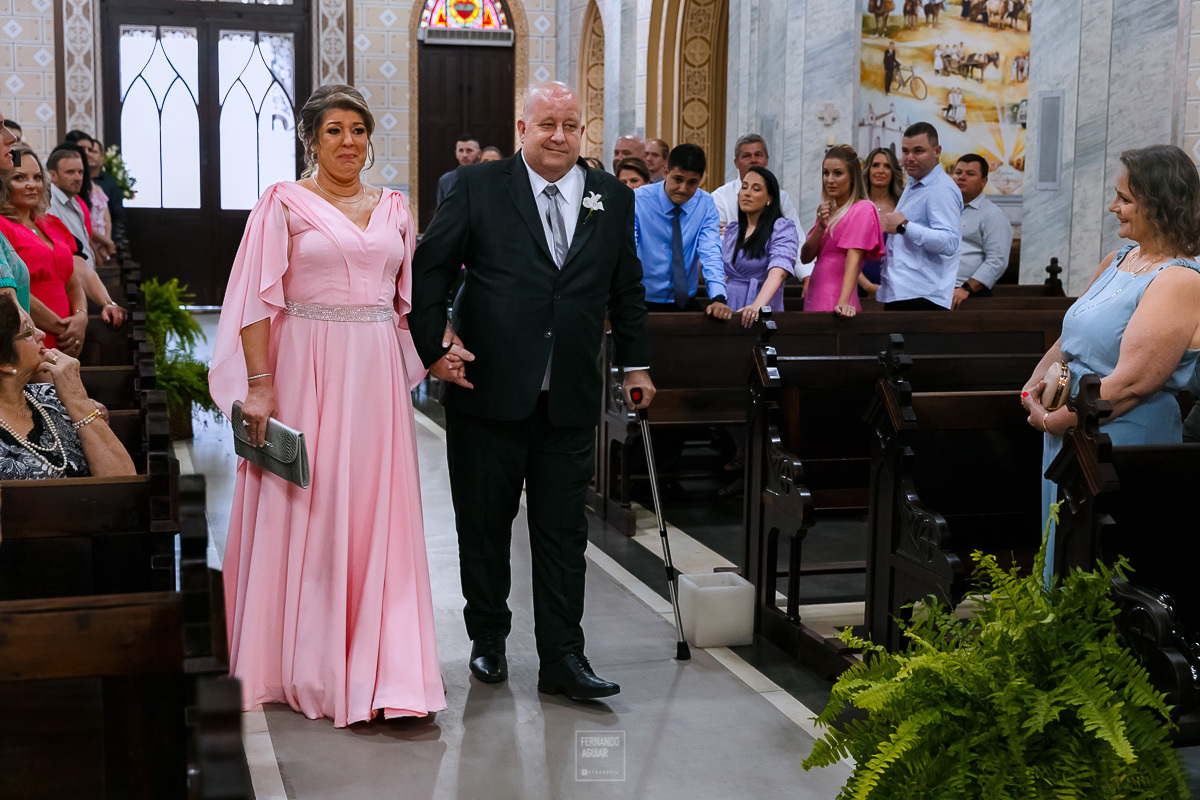 mais da noiva entrando na igreja pai entrou de muleta