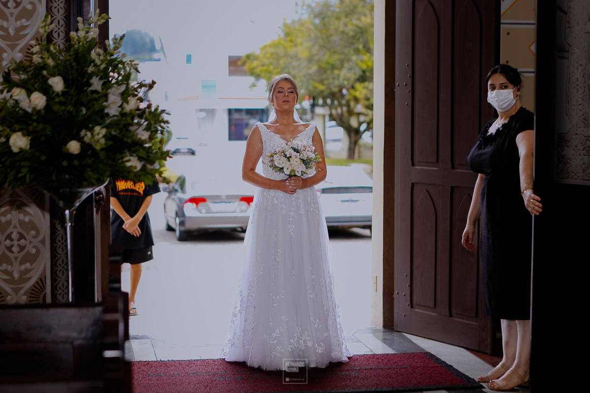 noiva emocionada na porta da igreja