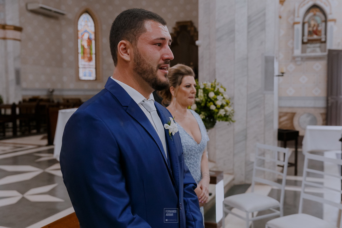 noivo emocionado vendo a noiva entrar