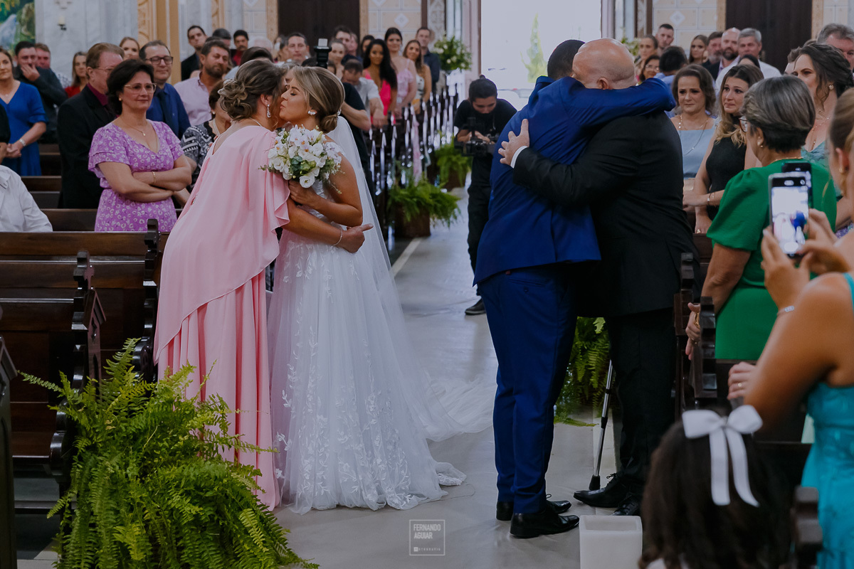 noiva e noivo comprimentando os pais 