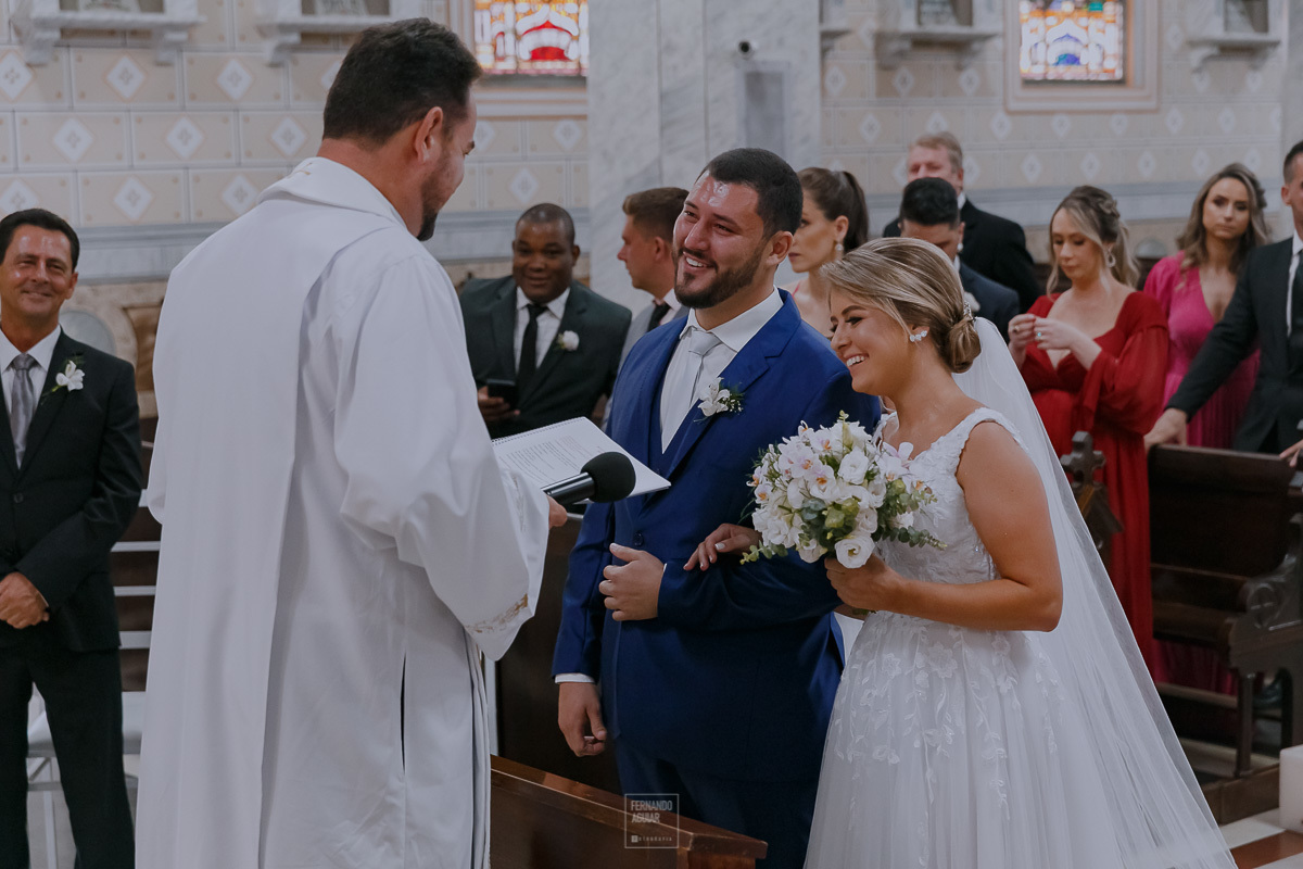 noivos felizes no altar