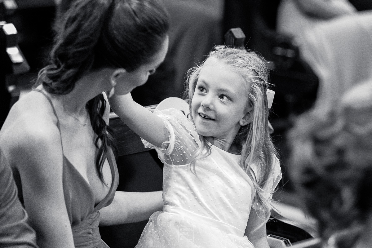 daminha brincando com a mae durante a cerimonia