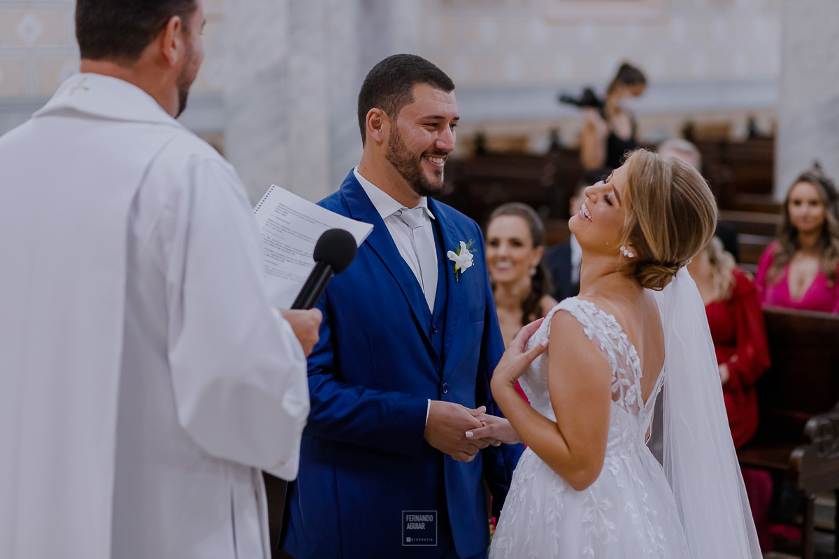 noivos sorrindo durante a cerimonia