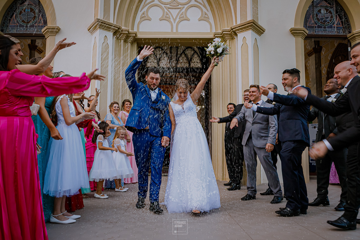 chuva de arroz na saida dos noivo na igreja de braço do norte
