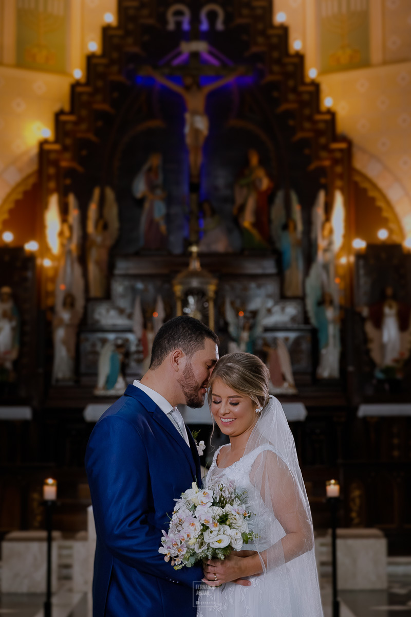 retrato dos noivos na igreja