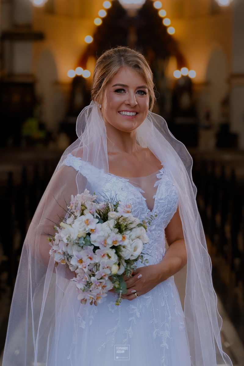 retrato noiva na porta da igreja 