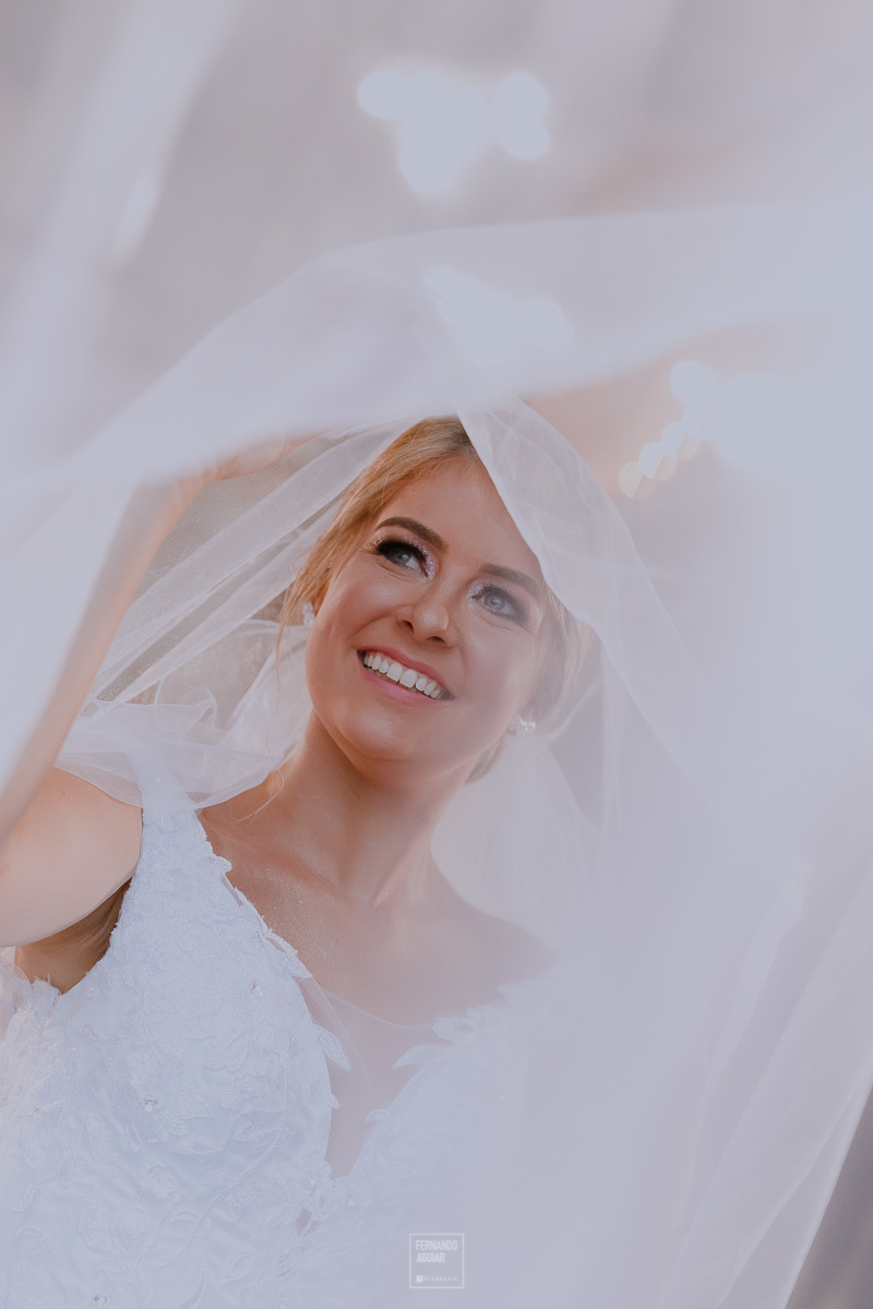 retrato criativo na porta da igreja 