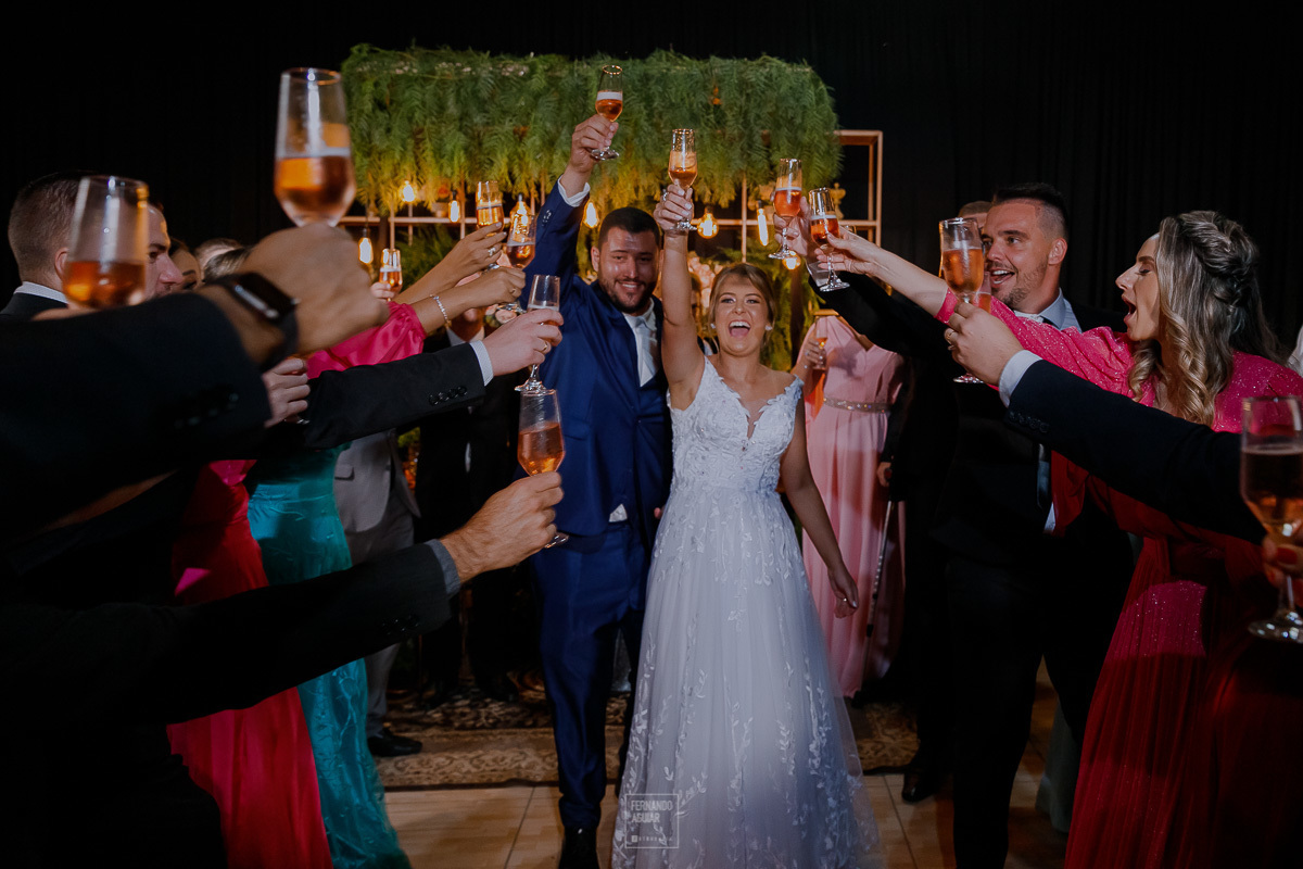 brinde dos noivos com os pais e padrinho 