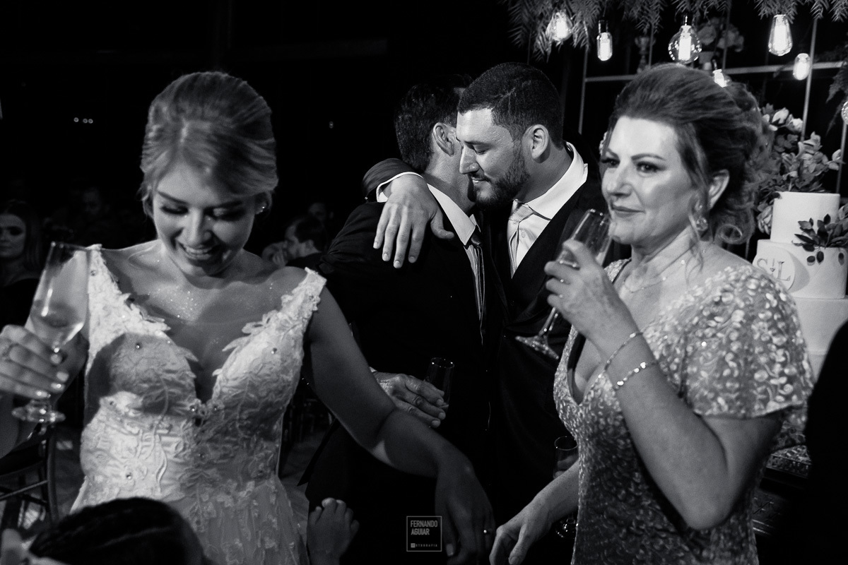 abraço dos noivos nos pais 