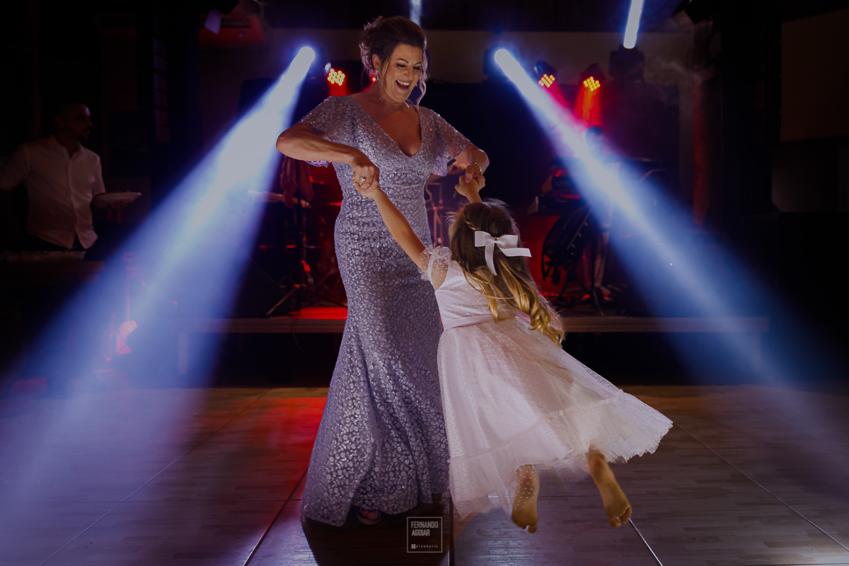 noiva da noiva brincando com criança