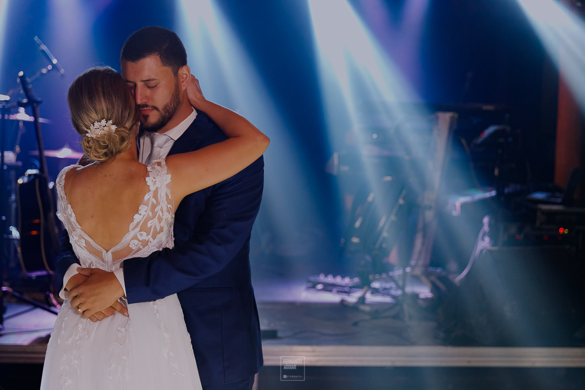 noivos romantico durante a valsa